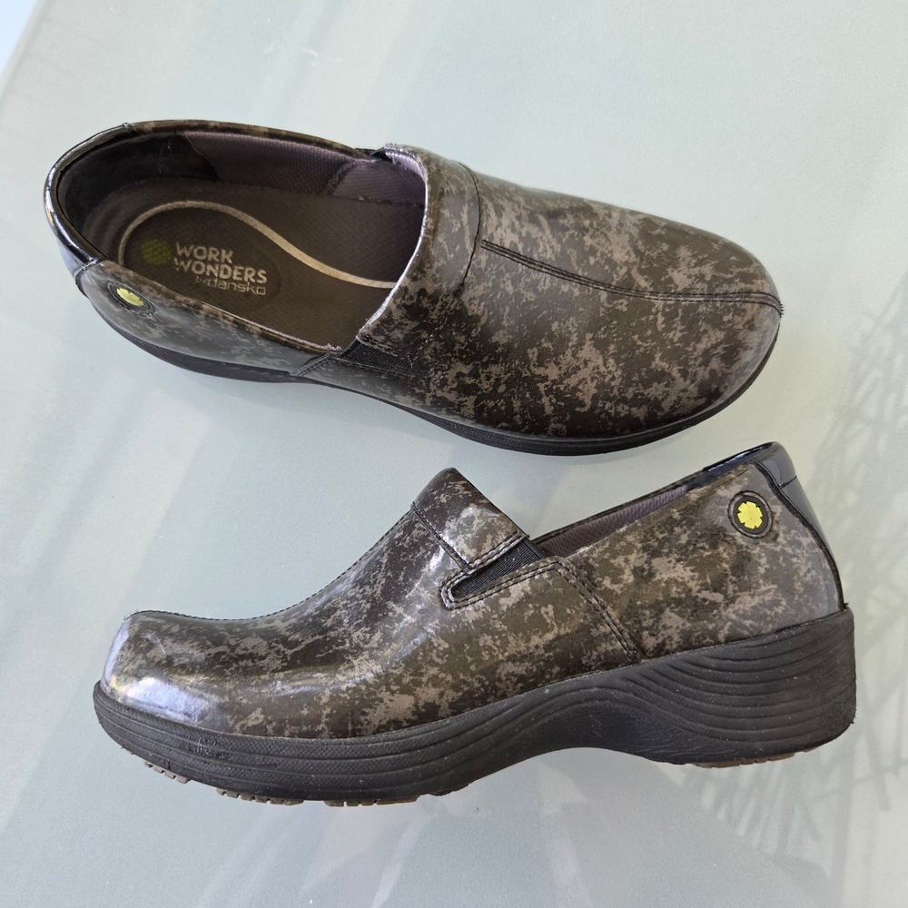 Work Wonders by Dansko Camo Patent Leather Clogs Slip Resistant Shoes Womens 38